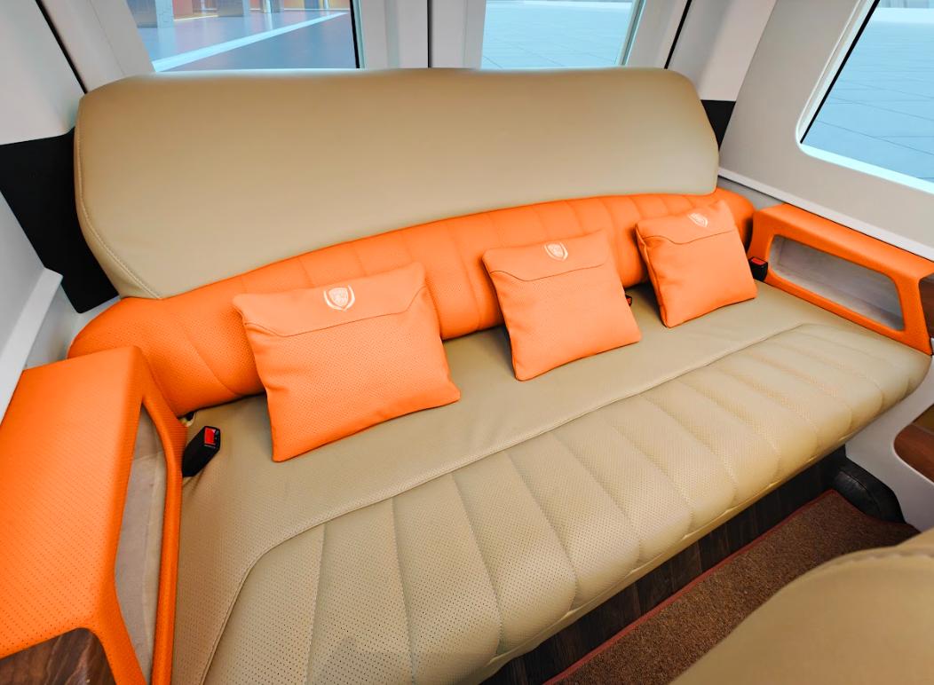 Hàng ghế sofa băng ba rộng rãi trên dcar vip lounge